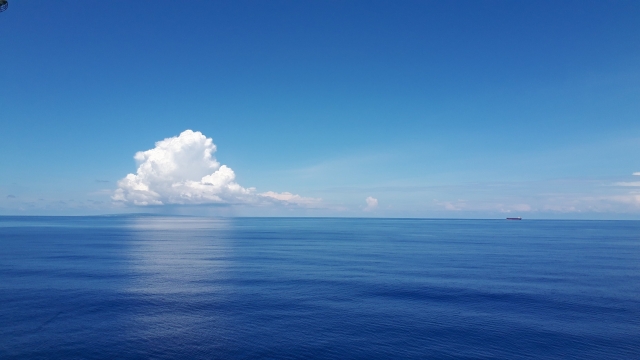海と青空と白い雲